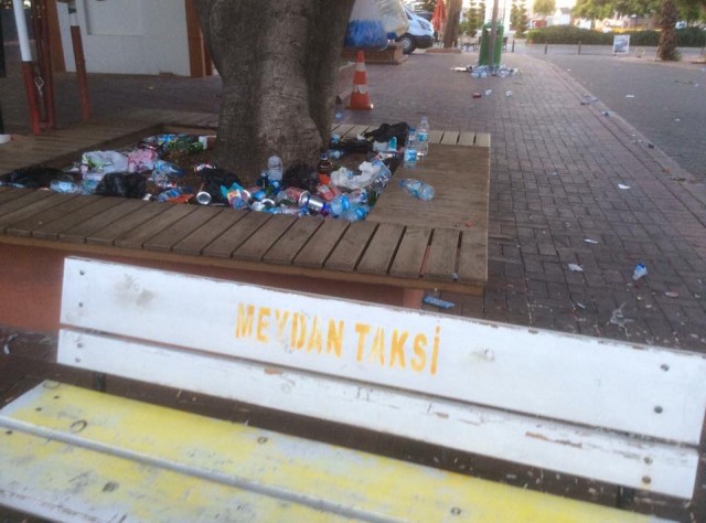 Bayram tatilini Alanya'da geçiren bazı tatilciler, yaz sezonu nedeniyle hem otel ücretinden kurtulmak, hem de hava sıcaklığından dolayı parklardaki çimlerin üzerinde yatıp kalktılar.