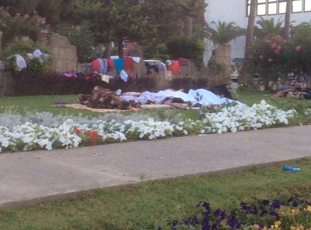 Parklarda yatıp kalkan tatilciler, yemeklerini de küçük tüplerde pişirerek, yemek masrafından da kurtulmuş oldular.