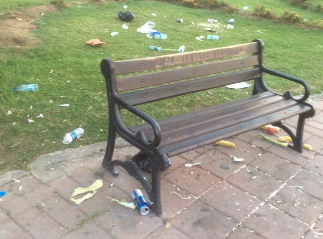 Parklarda yatan tatilcileri ve arkalarında bıraktığı çöp yığınlarını fotoğraflayarak, sosyal medya hesaplarından turizmci Mehmet Türemiş, "Alın size yerli turizm! Kaymakam konuk evinin önündeki açık hava oteli belediyenin doğusu ve şehrin hemen her yerinde bu görüntüler var. Asayişi kim kontrol edecek? Kim bu başı bozukluğa dur diyebilecek? Bunlar geldiğinden beri çarşıya çıkamaz olduk.