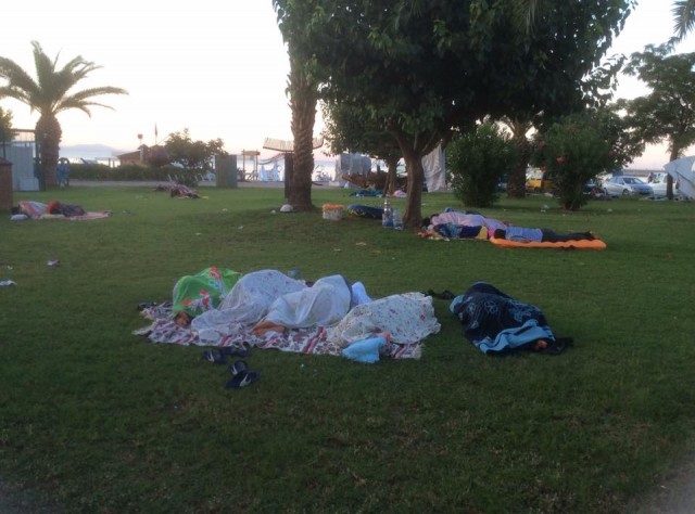 Okullarda nasıl insan olunur nasıl isan gibi yaşanır toplum ahlakı dersi verilsin" diye yazarken, Fatih İlyasoğlu, "Milli Eğitim Bakanlığından özel ricamdır. Okullarda artık temizlik, tatil adabı ve insan olma dersi verilmeli. Dünya'nın sayılı turizm şehirlerinden Alanya ne hale geldi" diye yazdı.
