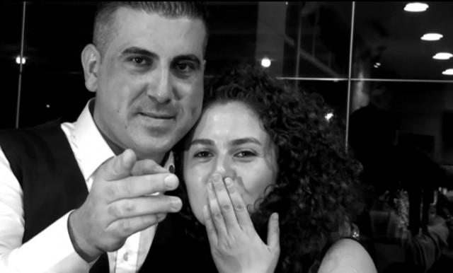 Antalya'lı çılgın aşık, kiraladığı vinç yardımıyla kız arkadaşının ikinci kattaki evinin balkonuna kadar yükselip diafonla evlenme teklifinde bulundu.