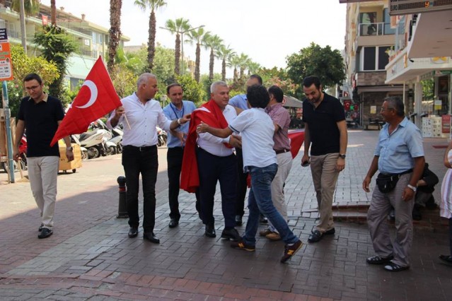 Benim yaşadığım bu somut örneğin, ülkemizde iller bazında siyasi parti temsilcilerinin bulunduğu bir komisyon kurulmasını gündeme getirmesi de oldukça önemli ve mutluluk verici bir gelişme olmuştur.
Değerli dostlarım;
yaşadığımız bu süreç bizlerin hizmet aşkında azalma olmasına neden olmadı. Yel kayadan sadece toz alır… Kaldığımız yerden var gücümüzle projelerimizi takip etmeye devam edeceğiz.
Belki bu asılsız ihbarlarda bulunan iftira sahipleri bizleri, sizlerden aldığımız güçle çıktığımız hizmet yolundan da koparmak istemiş olabilirler.
Birileri maalesef alanya’mıza bu kadar hizmetin gelmiş olmasını hazmedememiş olabilirler.
Yeniden siyaseti inşaa ederek gündeme gelmek istemiş olabilirler.
Malum seçimlere çok fazla bir zaman kalmadı. bizlerin gözaltına alınma zamanlamasının da bu açıdan oldukça manidar olduğunu söylememiz mümkün.
Herşeye rağmen, tüm zorluklara rağmen yaşadığımız bu olay bizlere doğru yolda olduğumuzu da gösterdi.
Zaman herşeyin ilacı.