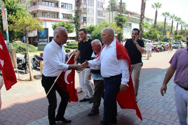 Mustafa Kemal Atatürk'ün “hakimiyet kayıtsız şartsız milletindir” sözünü hep aklımızda tutarak; ülkemiz, alanyamız için durmadan çalışmaya, üretmeye devam edeceğimizi sizlerin de aracılığıyla dostun düşmanın bilmesini istiyorum.
Bizler her zaman kendi itibarımızı bu büyük alanya ticaret ve sanayi odası ailesinin itibarı, odamızın itibarını da alanya’ mızın itibarı olarak gördük.
Alanya Ticaret ve Sanayi Odası ne bu kentin sakini, ne de sahibidir.
Alanya Ticaret ve Sanayi Odası üyelerinden ve toplumdan aldığı güç ile vatanımızın, milletimizin, devletimizin ve alanya’mızın hizmetkarıdır.