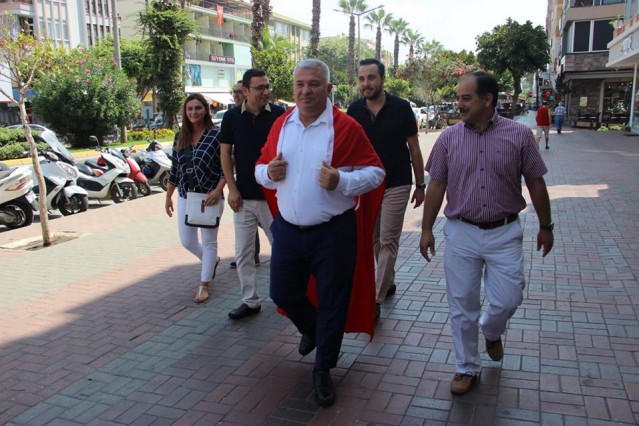 Alanya Ticaret ve Sanayi Odası Başkanı Mehmet Şahin, 15 Temmuz hain silahlı darbe girişimi sonrası yaşananlar konusunda kamuoyunu bilgilendirmek amacıyla çalışma arkadaşlarının, iş dünyası temsilcilerinin ve basın mensuplarının katıldığı bir toplantı gerçekleştirdi.