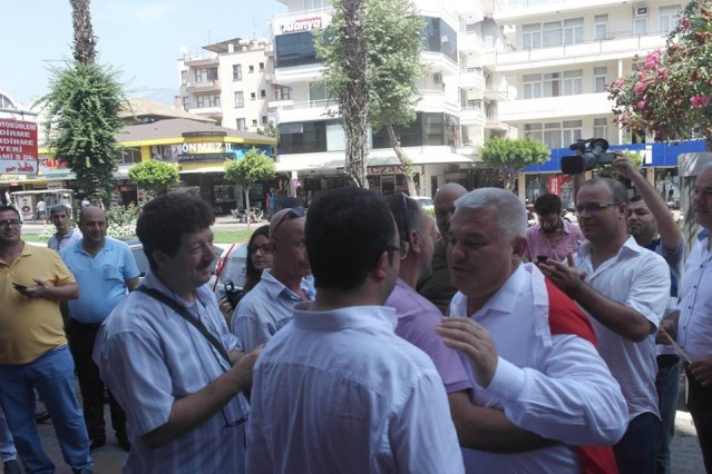 Yoğun ve coşkulu bir kalabalık tarafından omuzlarına Türk Bayrağı asılarak karşılanan ALTSO Başkanı salonu hınca hınç dolduran kalabalığın sevgi gösterileri eşliğinde konuşmasını yaptı.
Demokrasi şehitlerinin ruhuna ve gazilerimizin anısına bir dakikalık saygı duruşu ve İstiklal Marşı’nın okunmasının ardından kürsüye çıkan Şahin’in konuşması da sık sık alkışlarla kesildi. Salonu dolduran kalabalığın ellerinde Türk Bayrağı ile dinlediği Şahin’in konuşmasının tam metni ise şöyle;