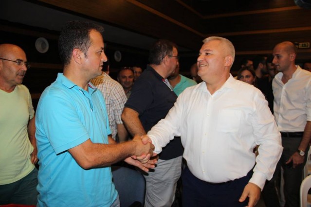 Hepinizi en içten duygularımla hasretle muhabbetle selamlıyorum.
Bildiğiniz gibi ülkemiz gündeminin çok hızlı değiştiği bir süreci hep beraber yaşadık.
Ülkemizin de içinde bulunduğu coğrafyada yaşanan olaylar, geçtiğimiz yıl Rusya’da yaşanan ruble krizi, bölücü terör örgütlerinin ülkemizdeki eylemleri ve Rus uçağının düşürülmesi ile ekonomimizde yaşanan sıkıntıların etkilerini her anlamda sonuna kadar hissettik.
Tam olarak yaşanılan bu olayların olumsuz ekonomik etkilerini atlatamamışken ülkemiz, 15 Temmuz gecesi milli irademize karşı kirli oyunlar oynayan ve kısa adı FETÖ olan Fetullahçı Terör Örgütü’nün haince, alçakça sahnelemeye çalıştığı silahlı darbe girişimine tanık oldu.
Emirlerini milletimizin iradesinden değil, hain şebekelerden alan cuntacıların darbe girişimi, maalesef masum vatandaşlara ateş açmak ve gazi meclisimizi bombalamak gibi korkunç terörist saldırılara dönüştü.
Ama hesaplayamadıkları, tarihte de örneğine ancak bizim ülkemizde rastlanabilecek bir husus vardı..
Evet bu haince planlanmış silahlı darbe girişimi, tankın, topun, uçağın, helikopterin, tüfeğin karşısına sadece ve sadece imanıyla, inancıyla, yüreğiyle dikilen aziz milletimizin kahramanca direnişi ve devletimizin başarılı operasyonları ile son bulmuştur.