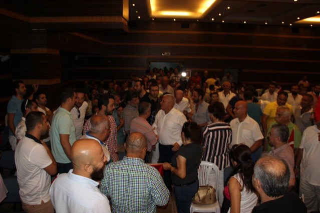 Milletimiz, kendisine biçilen kefeni terzisine giydirmiştir.
Alanya Ticaret ve Sanayi Odası, bu hain silahlı darbe girişiminin henüz ilk dakikalarından itibaren emsaline rastlanmaz bir kararlılıkla, cesur milletimizin ve milli iradeyi arkasına alan seçilmiş meşruu hükümetin yanında yer almıştır.
Değerli arkadaşlarım,
korkunun insanları esir almasına izin vermemek adına silahlı darbe girişiminin duyulması ile birlikte odamızı açıp aldığımız bayraklar ile meydanlara indik. Atatürk Anıtı’na dev bayraklarımızı astık.
Sosyal medya hesaplarımız üzerinden açık biçimde en başından milli iradeye ve demokrasimize olan bağlılığımızı da ifade ederek bu hain cuntacılara meydanı bırakmayacağımızı ilan ettik.
Bununla da kalmayıp zaman kaybetmeden attığımız mesaj ile tüm üyelerimizi demokrasimize sahip çıkma adına meydanlara davet ettik.
15 Temmuz gecesi, karanlık güçlerin el uzattığı iradesine sahip çıkmak için meydanları dolduran, sadece sahip olduğu inancı ve imanıyla tankların üzerine çıkan kahraman milletimiz yalnızca darbe girişimini püskürtmekle kalmamıştır.
Aynı zamanda “Türkiye” de darbe” deyimine de en büyük darbeyi vurmuştur.
Darbeye cüret edenlere nasıl darbe yapılacağını bütün dünyaya en güzel şekilde göstermiştir.