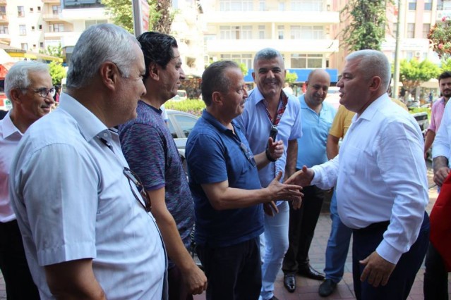 Değerli dostlarım,
silahlı terör örgütü olan FETÖ’nün milli irade ve demokrasimize yönelik aşağılık darbe girişimi ile eylemlerinin arttığı bir dönemde şahsımın gözaltına alınması eminim ki benim kadar sizleri de oldukça şaşırtmıştır.
Vatanıma, milletime hizmet yolunda tarafı belli olan şahsım, “olağanüstü hal” kurallarının geçerli olduğu bu zaman diliminde içi boş bir ihbar, bir iftira nedeniyle yaklaşık bir hafta hürriyetinden yoksun bırakılmıştır.
Bu süreçte iftira sahiplerinin özellikle olağanüstü halden yararlanmak istedikleri son derece açıktı. Aksi bir zaman diliminde bu iftiraların hiçbir şekilde ciddiye alınmayacağını çok iyi biliyorlardı.
Açıkçası bulanık suda balık avlamaya çalıştılar.
Çamur at izi kalsın dediler.