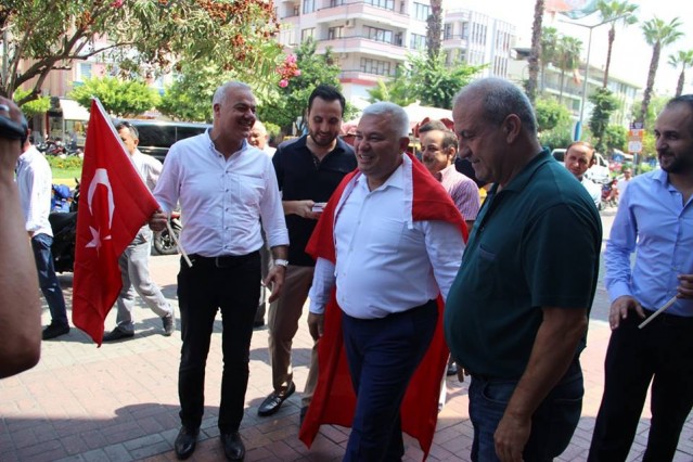 Ama şükürler olsun rabbim çok kısa sürede bana, yeniden sizlerin karşısına çıkmayı nasip eti.
Tarafımın belli olduğunu söyledim.Evet değerli dostlarım, benim tarafım bellidir.
Benim tarafım, hepinizin de bildiği gibi aziz milletimizin ve devletimizin ve başkomutanımızın tarafıdır.
Bunu da beni tanıyan sizler çok net bilirsiniz. Sizleri asla utandıracak bir işin içinde olmayacağımı, vatanım ve aziz milletim için gözümü kırpmadan canımı feda edeceğimi hepiniz bilirsiniz. Bu manada hürriyetimden yoksun bırakıldığım bir hafta süresince sizlerin dualarını ve iyi dileklerinizi hep hissettim.
Gücümü beni sevenlerin dualarından ve iyi dileklerinden aldım. 
Atılmaya çalışılan bu lekenin üzerimizde durmayacağını biliyordum.
Yüce Türk adaletine olan güvenimi, devletimizi yöneten milli iradeye olan bağlılığımı ve sadakatimi asla kaybetmedim.
İlk günden onlar da bu mesnetsiz iddiaların içinin boş olduğunu gördüler. Ancak olağanüstü hal kuralları çerçevesinde işlerini titizlikle yapma gayreti içinde oldular.