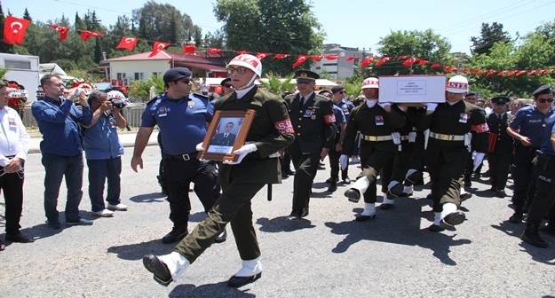 Tören alanındaki şehidin naşının yanına gelen baba Hamza Zencirli, annesi Leyla Çelik ile kardeşleri Kamuran, Armağan, Yusuf ve Mustafa Zencirli ağıt yakarak gözyaşı döktü. Anne Leyla Çelik şehit oğlunun tabutunun başında en son Pazar günü görüştüklerini belirterek, fenalık geçirdi.
