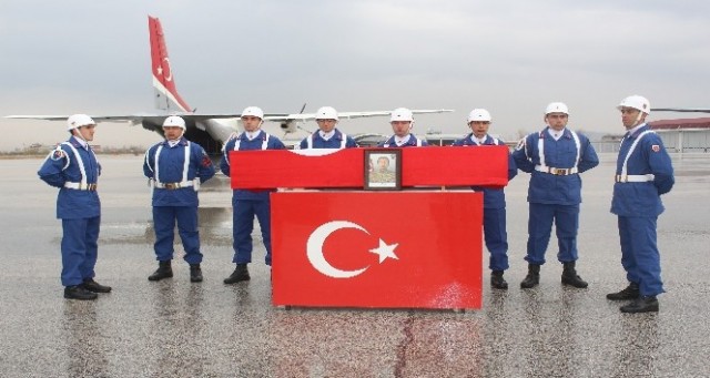 Şehidin askeri geçitle Türk bayrağına sarılı tabutu cenaze aracına konularak konvoylar eşliğinde Alanya’nın Kadıpaşa Mahallesi İkizler Sokak'taki baba evine helallik için götürüldü.