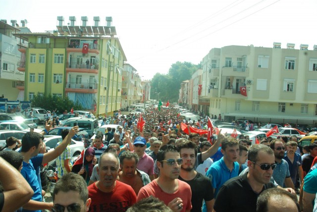 Şehit Yıldız’ın cenazesi askerlerin omuzlarında kalabalık içerisinden 2007 yılında kanserden ölen kardeşi Yılmaz Yıldız'ın mezarının yanında kazılan mezara getirildi.