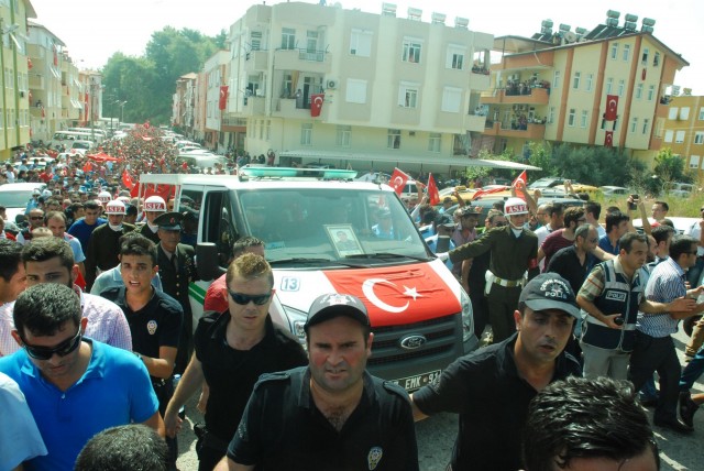 Külliye Cami'nde kılınan cenaze namazının ardından cenaze aracına konulan Şehit Piyade Er Uğur Yıldız’ın naaşı binlerce kişi ve araç konvoyu eşliğinde getirildiği mezarlıkta, yine binlerce kişi tarafından tekbir ve alkışlar eşliğinde karşılandı.