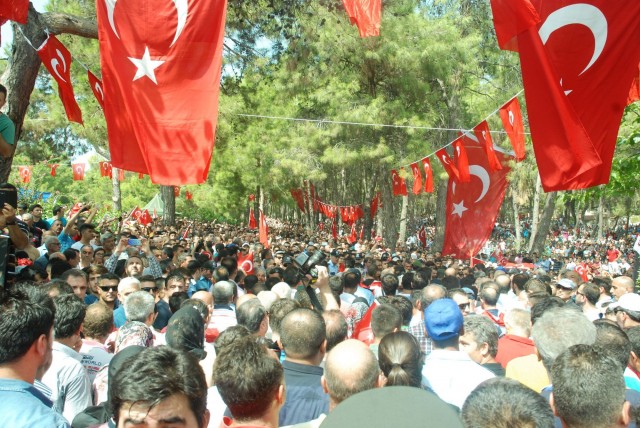 Yıldız’ın cenazesi, dualar ve 'şehitler ölmez vatan bölünmez' sloganları eşliğinde toprağa verildi.