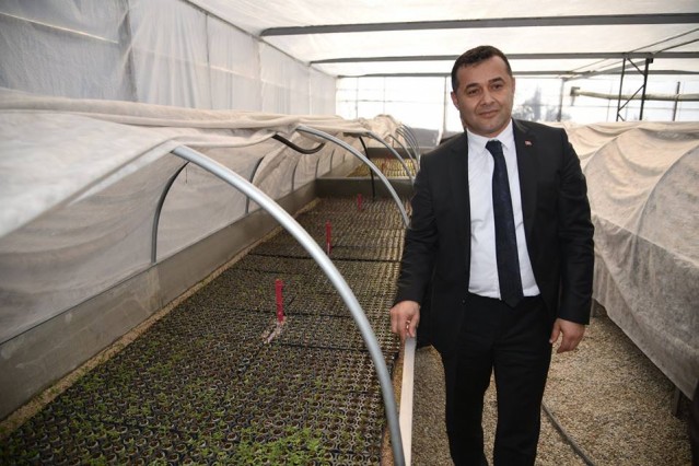 Şantiyede çok yıllık ve mevsimlik bitkilerin  üretildiğini, yıllık  tasarrufun 1.5- 2 milyon olduğunu kaydeden Başkan Yücel, “Dört dönüme yakın kapalı alan seramız, 8.5 dönüme yakın açık alan üretim merkezimiz var. Bir örnek vermek istiyorum. Bir kuruşa mal edilen bir bitkiyi biz piyasadan 14 liraya alıyorduk. Yani buradaki farkı görebiliyorsunuz. Buradan da en kötü şartlarda yıllık 1.5-2 milyon lira tasarrufla ve bütçeyi iyi kullanma ile vatandaşlarımıza daha iyi hizmet için çalışıyoruz.