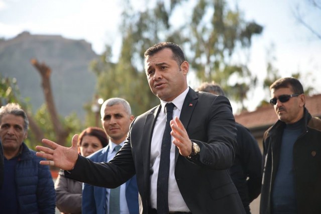 “Prestij caddesindeki güzelliği gördük” diyen Belediye Başkanı konuşmasını şu sözlerle sürdürdü: “ Caddedeki uygulamaları gördük ve ileriki yıllar için Stad Caddemizden başlayıp Kemal Reisoğlu Caddesi’yle Adliye Binası’na kadar olacak bölüm için planladığımız çalışmaları inceledik. Kızlarpınarı Mahallesi’ndeki caddelerde aynı prestij caddesindeki haklara sahip olacaklar. Oralardaki çalışmalarımız ve uygulamalarımızı gelecek yıllarda başlatacağız”.