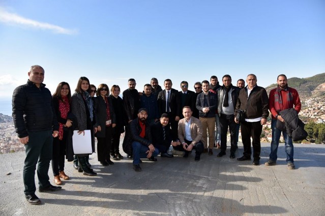 “SAK DERESİ VE SUGÖZÜ PARKI’NA 15 BİN M2’LİK REKREASYON ALANI YAPTIK”

Prestij caddesinden sonra Sak Deresi ve Sugözü Parklarını gezen Belediye Başkanı Yücel, her iki parkta 15 bin m2’nin üzerinde düzenlemenin yapıldığını söyledi. Yücel, bu parklara yeni oyun alanları, köy çardakları, mesire yerleri, sosyal yaşam alanları ve spor alanları gibi bölümlerin yapıldığın belirtti.