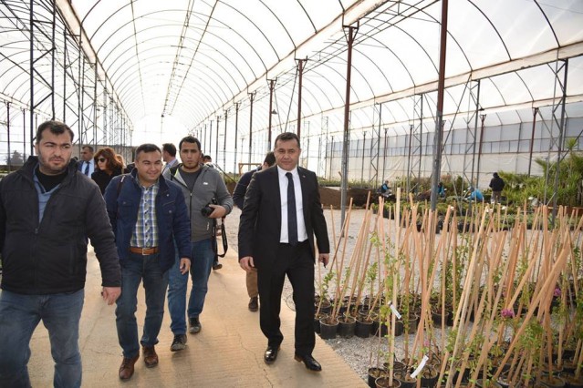 “BU YURT EĞİTİME VERDİĞİMİZ DEĞERİN EN BÜYÜK GÖSTERGESİDİR”

Oba Kız Öğrenci Yurdu’nun eğitime verilen değerin en büyük göstergesi olduğunun altını çizen Belediye Başkanı Adem Murat Yücel, “Biliyorsunuz ki  göreve geldiğimizden beri eğitimi hep ön planda tutuk ve büyük yatırımlar yaptık. Kırsal bölgelerdeki öğrenciler için Oba Bölgesindeki Kız Öğrenci Yurdunu bu yıl eğitimin başlamasıyla birlikte hizmete soktuk. Hep birlikte yurdu gezdik. Ben iddia ediyorum ki yurdumuz 5 yıldızlı bir otel konforunda bir tesis, bir konaklama merkezi. Orada kırsalda yaşayan kız öğrencilerimiz kalabiliyor. Onları bir nebze rahatlatmak, onlara ev sahipliği yapmak, onlara sahip çıkmak için yaptık. 5 milyon TL.’nin üzerinde bir yatırım. Prestij Caddesi de 6 milyonu buldu. Tavşandamı yaklaşık 6 milyonluk bir proje. Kız yurdumuz da önemli bir yatırım. Aynı zamanda batı bölgesinde de bir okulumuzun yüzde 70’i bitti, inşallah 2017 Eğitim Öğretim Yılına açılacak, doğu bölgesinde de  Ocak ayı içinde bir okulun temeli atacağız, bunu da eğitime kazandıracağız” dedi.