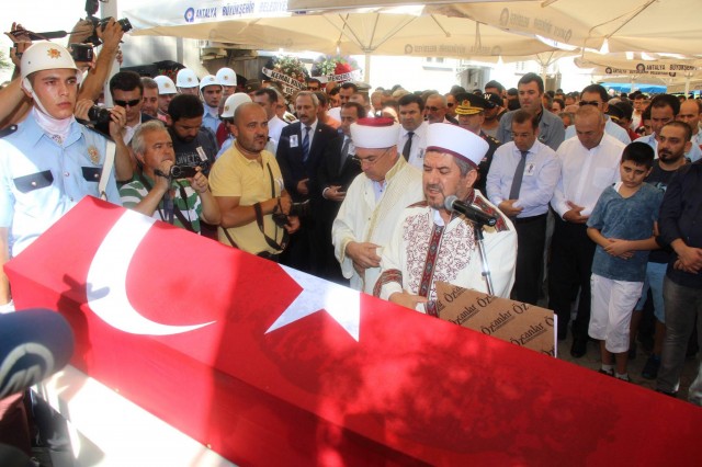 Mardin'in Dargeçit ilçesinde terör örgütü PKK tarafından çıkarıldığı düşünülen yangına giden itfaiye ekiplerinin güvenliğini almak üzere olay yerine hareket eden polis ekiplerine yönelik düzenlenen hain saldırıda şehit olan Emniyet Amiri İbrahim Halil Aksoy'un cenazesi Türk Silahlı Kuvvetleri'ne ait uçakla dün akşam Gazipaşa-Alanya Havalimanı'na getirildi.