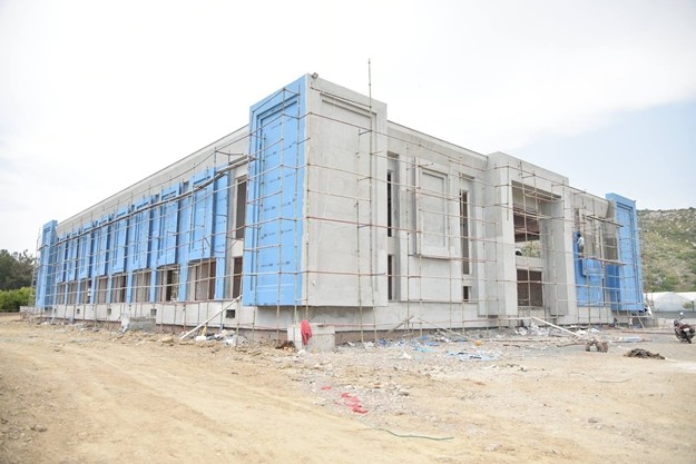 3 yıllık hizmet süresinde 304 milyon TL yatırımla Alanya’ya kazandırılan 216 dev eser ile projenin açılış ve temel atma törenini yarın MHP Genel Başkanı Devlet Bahçeli’nin katılımı ile gerçekleştireceklerini duyuran Yücel, açıklamalarını şöyle sürdürdü; “Sayın Genel Başkanımız, 24 Mayıs Çarşamba saat 12.30’da Belediye Binası arkasında düzenleyeceğimiz Toplu Açılış ve Temel Atma programlarına katılacaklardır.