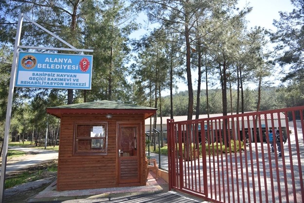 Teşrifleri ile bizleri onurlandıracak olan Sayın Genel Başkanımıza ve parti yönetimimize teşekkür ederim. Genel Başkanımızı Alanya’da en iyi şekilde ağırlamak için hazırlıklarımızı tamamladık. Genel Başkanımız, Belediye arkasındaki alanda Alanya halkına hitap edeceklerdir. Tüm Alanya halkını açılış ve temel atma törenimize davet ediyorum.