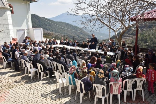 Alanya Belediye Başkanı Adem Murat Yücel, belirli araklılarla sürdürdüğü mahalle gezilerine dün de Bıçakçı, Üzümlü, Uğurlu, Akçatı ve Kızlcaşehir mahallelerinde devam etti. 

Mahallelerde büyük bir sevinçle karşılanan Başkan Yücel, “Alanya belediyesi kurumsal ve güçlü yapısı ile her noktaya hizmet verebilecek bir güce ulaşmıştır. Bütün bunları sizlerde mahallenizde belediyemizin yaptığı hizmetlerden görüyorsunuz.” diye konuştu.

 Birim amirleriyle Bıçakçı Mahallesinden başlayarak, Üzümlü, Uğurlu, Akçatı ve  Kızılcaşehir olmak üzere toplam 5 mahalleyi ziyaret eden Belediye Başkanı Yücel, muhtarlar ve vatandaşlarla tek tek görüşerek sorunları dinledi. 

“KURUMSAL VE GÜÇLÜ YAPIMIZLA HER YERE HİZMETLERİMİZİ ULAŞTIRIYORUZ”

Gezisinin ilk durağı olan Bıçakçı Mahallesi’nde muhtar ve vatandaşları tarafından yoğun ilgi ile karşılanan Belediye Başkanı Yücel, “Sizlerin ileriye dönük beklentilerini karşılamak ve sizlerle iç içe olmak için buradayız. Biz aynı yörenin insanlarıyız ve aynı kaderi paylaşıyoruz. Ben ve ekip arkadaşlarım sizlere hizmet edebilmek için elimizden gelen gayreti gösteriyoruz.” dedi. Başkan Yücel, daha sonra vatandaşlarla sohbet ederek, belediyenin merkez ve mahallelerdeki projeleri hakkında bilgi verdi. Alanya’yı geleceğe taşıyacak, güneş enerji santrali, kent meydanı, sosyal ve kültürel projeleri anlatan Başkan Yücel, “Alanya belediyesi kurumsal ve güçlü yapısı ile her noktaya hizmet verebilecek bir güce ulaşmıştır. Bütün bunları sizlerde mahallenizde yapılan hizmetlerden görüyorsunuz.” dedi.

Bıçakçı Mahallesi’nden sonra Üzümlü Mahallesi’ne geçen Başkan Yücel’i burada kalabalık bir vatandaş topluluğu karşıladı. Belediye Başkanı Yücel’i mahallerinde ağırlamaktan büyük mutluluk duyduğunu dile getiren Üzümlü Mahallesi Muhtarı Cemal Avcı, “23 yıllık muhtarım. 23 yılda alamadığımız hizmetleri 2 yılda aldık. Halkım adına Başkanımıza ve ekibine teşekkür ediyorum” diye konuştu.

UĞURLU MAHALLESİ MUHTARINDAN 3 HİLALLİ TEŞEKKÜR

Gezisinin üçüncü durağı olan Uğurlu Mahallesi’nde de coşkuyla karşılanan Başkan Yücel, burada vatandaşların sorunlarını dinledi. Mahalle Muhtarı Ahmet Sarı, Başkan Yücel’e mahallelerine yapılan hizmetlerden dolayı üzerinde Adem Murat Yücel yazılı üç hilal ve yıldız olan bir tabloyu hediye etti.

Sürpriz hediye için muhtara teşekkür eden Başkan Yücel, Alanya’nın milli ve kültürel değerlere sahip çıkma konusunda sayılı merkezlerden birisi olduğunu belirtti.
Mahalle gezisini Akçatı ve Kızılcaşehir mahallelerinde sürdüren Başkan Yücel, burada vatandaşlarla bir araya geldi.