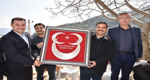 Alanya Belediye Başkanı Adem Murat Yücel, belirli araklılarla sürdürdüğü mahalle gezilerine dün de Bıçakçı, Üzümlü, Uğurlu, Akçatı ve Kızlcaşehir mahallelerinde devam etti. 

Mahallelerde büyük bir sevinçle karşılanan Başkan Yücel, “Alanya belediyesi kurumsal ve güçlü yapısı ile her noktaya hizmet verebilecek bir güce ulaşmıştır. Bütün bunları sizlerde mahallenizde belediyemizin yaptığı hizmetlerden görüyorsunuz.” diye konuştu.

 Birim amirleriyle Bıçakçı Mahallesinden başlayarak, Üzümlü, Uğurlu, Akçatı ve  Kızılcaşehir olmak üzere toplam 5 mahalleyi ziyaret eden Belediye Başkanı Yücel, muhtarlar ve vatandaşlarla tek tek görüşerek sorunları dinledi. 

“KURUMSAL VE GÜÇLÜ YAPIMIZLA HER YERE HİZMETLERİMİZİ ULAŞTIRIYORUZ”

Gezisinin ilk durağı olan Bıçakçı Mahallesi’nde muhtar ve vatandaşları tarafından yoğun ilgi ile karşılanan Belediye Başkanı Yücel, “Sizlerin ileriye dönük beklentilerini karşılamak ve sizlerle iç içe olmak için buradayız. Biz aynı yörenin insanlarıyız ve aynı kaderi paylaşıyoruz. Ben ve ekip arkadaşlarım sizlere hizmet edebilmek için elimizden gelen gayreti gösteriyoruz.” dedi. Başkan Yücel, daha sonra vatandaşlarla sohbet ederek, belediyenin merkez ve mahallelerdeki projeleri hakkında bilgi verdi. Alanya’yı geleceğe taşıyacak, güneş enerji santrali, kent meydanı, sosyal ve kültürel projeleri anlatan Başkan Yücel, “Alanya belediyesi kurumsal ve güçlü yapısı ile her noktaya hizmet verebilecek bir güce ulaşmıştır. Bütün bunları sizlerde mahallenizde yapılan hizmetlerden görüyorsunuz.” dedi.

Bıçakçı Mahallesi’nden sonra Üzümlü Mahallesi’ne geçen Başkan Yücel’i burada kalabalık bir vatandaş topluluğu karşıladı. Belediye Başkanı Yücel’i mahallerinde ağırlamaktan büyük mutluluk duyduğunu dile getiren Üzümlü Mahallesi Muhtarı Cemal Avcı, “23 yıllık muhtarım. 23 yılda alamadığımız hizmetleri 2 yılda aldık. Halkım adına Başkanımıza ve ekibine teşekkür ediyorum” diye konuştu.

UĞURLU MAHALLESİ MUHTARINDAN 3 HİLALLİ TEŞEKKÜR

Gezisinin üçüncü durağı olan Uğurlu Mahallesi’nde de coşkuyla karşılanan Başkan Yücel, burada vatandaşların sorunlarını dinledi. Mahalle Muhtarı Ahmet Sarı, Başkan Yücel’e mahallelerine yapılan hizmetlerden dolayı üzerinde Adem Murat Yücel yazılı üç hilal ve yıldız olan bir tabloyu hediye etti.

Sürpriz hediye için muhtara teşekkür eden Başkan Yücel, Alanya’nın milli ve kültürel değerlere sahip çıkma konusunda sayılı merkezlerden birisi olduğunu belirtti.
Mahalle gezisini Akçatı ve Kızılcaşehir mahallelerinde sürdüren Başkan Yücel, burada vatandaşlarla bir araya geldi.