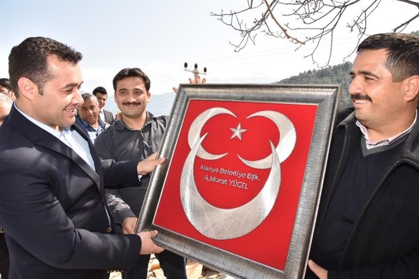 Alanya Belediye Başkanı Adem Murat Yücel, belirli araklılarla sürdürdüğü mahalle gezilerine dün de Bıçakçı, Üzümlü, Uğurlu, Akçatı ve Kızlcaşehir mahallelerinde devam etti. 

Mahallelerde büyük bir sevinçle karşılanan Başkan Yücel, “Alanya belediyesi kurumsal ve güçlü yapısı ile her noktaya hizmet verebilecek bir güce ulaşmıştır. Bütün bunları sizlerde mahallenizde belediyemizin yaptığı hizmetlerden görüyorsunuz.” diye konuştu.

 Birim amirleriyle Bıçakçı Mahallesinden başlayarak, Üzümlü, Uğurlu, Akçatı ve  Kızılcaşehir olmak üzere toplam 5 mahalleyi ziyaret eden Belediye Başkanı Yücel, muhtarlar ve vatandaşlarla tek tek görüşerek sorunları dinledi. 

“KURUMSAL VE GÜÇLÜ YAPIMIZLA HER YERE HİZMETLERİMİZİ ULAŞTIRIYORUZ”

Gezisinin ilk durağı olan Bıçakçı Mahallesi’nde muhtar ve vatandaşları tarafından yoğun ilgi ile karşılanan Belediye Başkanı Yücel, “Sizlerin ileriye dönük beklentilerini karşılamak ve sizlerle iç içe olmak için buradayız. Biz aynı yörenin insanlarıyız ve aynı kaderi paylaşıyoruz. Ben ve ekip arkadaşlarım sizlere hizmet edebilmek için elimizden gelen gayreti gösteriyoruz.” dedi. Başkan Yücel, daha sonra vatandaşlarla sohbet ederek, belediyenin merkez ve mahallelerdeki projeleri hakkında bilgi verdi. Alanya’yı geleceğe taşıyacak, güneş enerji santrali, kent meydanı, sosyal ve kültürel projeleri anlatan Başkan Yücel, “Alanya belediyesi kurumsal ve güçlü yapısı ile her noktaya hizmet verebilecek bir güce ulaşmıştır. Bütün bunları sizlerde mahallenizde yapılan hizmetlerden görüyorsunuz.” dedi.

Bıçakçı Mahallesi’nden sonra Üzümlü Mahallesi’ne geçen Başkan Yücel’i burada kalabalık bir vatandaş topluluğu karşıladı. Belediye Başkanı Yücel’i mahallerinde ağırlamaktan büyük mutluluk duyduğunu dile getiren Üzümlü Mahallesi Muhtarı Cemal Avcı, “23 yıllık muhtarım. 23 yılda alamadığımız hizmetleri 2 yılda aldık. Halkım adına Başkanımıza ve ekibine teşekkür ediyorum” diye konuştu.

UĞURLU MAHALLESİ MUHTARINDAN 3 HİLALLİ TEŞEKKÜR

Gezisinin üçüncü durağı olan Uğurlu Mahallesi’nde de coşkuyla karşılanan Başkan Yücel, burada vatandaşların sorunlarını dinledi. Mahalle Muhtarı Ahmet Sarı, Başkan Yücel’e mahallelerine yapılan hizmetlerden dolayı üzerinde Adem Murat Yücel yazılı üç hilal ve yıldız olan bir tabloyu hediye etti.

Sürpriz hediye için muhtara teşekkür eden Başkan Yücel, Alanya’nın milli ve kültürel değerlere sahip çıkma konusunda sayılı merkezlerden birisi olduğunu belirtti.
Mahalle gezisini Akçatı ve Kızılcaşehir mahallelerinde sürdüren Başkan Yücel, burada vatandaşlarla bir araya geldi.