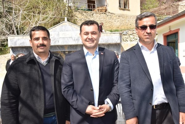 Alanya Belediye Başkanı Adem Murat Yücel, belirli araklılarla sürdürdüğü mahalle gezilerine dün de Bıçakçı, Üzümlü, Uğurlu, Akçatı ve Kızlcaşehir mahallelerinde devam etti. 

Mahallelerde büyük bir sevinçle karşılanan Başkan Yücel, “Alanya belediyesi kurumsal ve güçlü yapısı ile her noktaya hizmet verebilecek bir güce ulaşmıştır. Bütün bunları sizlerde mahallenizde belediyemizin yaptığı hizmetlerden görüyorsunuz.” diye konuştu.

 Birim amirleriyle Bıçakçı Mahallesinden başlayarak, Üzümlü, Uğurlu, Akçatı ve  Kızılcaşehir olmak üzere toplam 5 mahalleyi ziyaret eden Belediye Başkanı Yücel, muhtarlar ve vatandaşlarla tek tek görüşerek sorunları dinledi. 

“KURUMSAL VE GÜÇLÜ YAPIMIZLA HER YERE HİZMETLERİMİZİ ULAŞTIRIYORUZ”

Gezisinin ilk durağı olan Bıçakçı Mahallesi’nde muhtar ve vatandaşları tarafından yoğun ilgi ile karşılanan Belediye Başkanı Yücel, “Sizlerin ileriye dönük beklentilerini karşılamak ve sizlerle iç içe olmak için buradayız. Biz aynı yörenin insanlarıyız ve aynı kaderi paylaşıyoruz. Ben ve ekip arkadaşlarım sizlere hizmet edebilmek için elimizden gelen gayreti gösteriyoruz.” dedi. Başkan Yücel, daha sonra vatandaşlarla sohbet ederek, belediyenin merkez ve mahallelerdeki projeleri hakkında bilgi verdi. Alanya’yı geleceğe taşıyacak, güneş enerji santrali, kent meydanı, sosyal ve kültürel projeleri anlatan Başkan Yücel, “Alanya belediyesi kurumsal ve güçlü yapısı ile her noktaya hizmet verebilecek bir güce ulaşmıştır. Bütün bunları sizlerde mahallenizde yapılan hizmetlerden görüyorsunuz.” dedi.

Bıçakçı Mahallesi’nden sonra Üzümlü Mahallesi’ne geçen Başkan Yücel’i burada kalabalık bir vatandaş topluluğu karşıladı. Belediye Başkanı Yücel’i mahallerinde ağırlamaktan büyük mutluluk duyduğunu dile getiren Üzümlü Mahallesi Muhtarı Cemal Avcı, “23 yıllık muhtarım. 23 yılda alamadığımız hizmetleri 2 yılda aldık. Halkım adına Başkanımıza ve ekibine teşekkür ediyorum” diye konuştu.

UĞURLU MAHALLESİ MUHTARINDAN 3 HİLALLİ TEŞEKKÜR

Gezisinin üçüncü durağı olan Uğurlu Mahallesi’nde de coşkuyla karşılanan Başkan Yücel, burada vatandaşların sorunlarını dinledi. Mahalle Muhtarı Ahmet Sarı, Başkan Yücel’e mahallelerine yapılan hizmetlerden dolayı üzerinde Adem Murat Yücel yazılı üç hilal ve yıldız olan bir tabloyu hediye etti.

Sürpriz hediye için muhtara teşekkür eden Başkan Yücel, Alanya’nın milli ve kültürel değerlere sahip çıkma konusunda sayılı merkezlerden birisi olduğunu belirtti.
Mahalle gezisini Akçatı ve Kızılcaşehir mahallelerinde sürdüren Başkan Yücel, burada vatandaşlarla bir araya geldi.