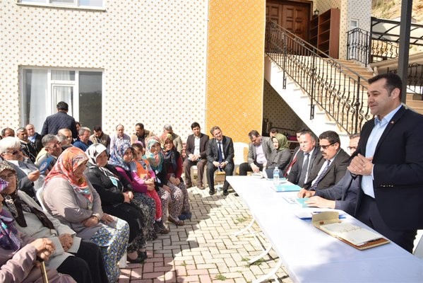 Alanya Belediye Başkanı Adem Murat Yücel, belirli araklılarla sürdürdüğü mahalle gezilerine dün de Bıçakçı, Üzümlü, Uğurlu, Akçatı ve Kızlcaşehir mahallelerinde devam etti. 

Mahallelerde büyük bir sevinçle karşılanan Başkan Yücel, “Alanya belediyesi kurumsal ve güçlü yapısı ile her noktaya hizmet verebilecek bir güce ulaşmıştır. Bütün bunları sizlerde mahallenizde belediyemizin yaptığı hizmetlerden görüyorsunuz.” diye konuştu.

 Birim amirleriyle Bıçakçı Mahallesinden başlayarak, Üzümlü, Uğurlu, Akçatı ve  Kızılcaşehir olmak üzere toplam 5 mahalleyi ziyaret eden Belediye Başkanı Yücel, muhtarlar ve vatandaşlarla tek tek görüşerek sorunları dinledi. 

“KURUMSAL VE GÜÇLÜ YAPIMIZLA HER YERE HİZMETLERİMİZİ ULAŞTIRIYORUZ”

Gezisinin ilk durağı olan Bıçakçı Mahallesi’nde muhtar ve vatandaşları tarafından yoğun ilgi ile karşılanan Belediye Başkanı Yücel, “Sizlerin ileriye dönük beklentilerini karşılamak ve sizlerle iç içe olmak için buradayız. Biz aynı yörenin insanlarıyız ve aynı kaderi paylaşıyoruz. Ben ve ekip arkadaşlarım sizlere hizmet edebilmek için elimizden gelen gayreti gösteriyoruz.” dedi. Başkan Yücel, daha sonra vatandaşlarla sohbet ederek, belediyenin merkez ve mahallelerdeki projeleri hakkında bilgi verdi. Alanya’yı geleceğe taşıyacak, güneş enerji santrali, kent meydanı, sosyal ve kültürel projeleri anlatan Başkan Yücel, “Alanya belediyesi kurumsal ve güçlü yapısı ile her noktaya hizmet verebilecek bir güce ulaşmıştır. Bütün bunları sizlerde mahallenizde yapılan hizmetlerden görüyorsunuz.” dedi.

Bıçakçı Mahallesi’nden sonra Üzümlü Mahallesi’ne geçen Başkan Yücel’i burada kalabalık bir vatandaş topluluğu karşıladı. Belediye Başkanı Yücel’i mahallerinde ağırlamaktan büyük mutluluk duyduğunu dile getiren Üzümlü Mahallesi Muhtarı Cemal Avcı, “23 yıllık muhtarım. 23 yılda alamadığımız hizmetleri 2 yılda aldık. Halkım adına Başkanımıza ve ekibine teşekkür ediyorum” diye konuştu.

UĞURLU MAHALLESİ MUHTARINDAN 3 HİLALLİ TEŞEKKÜR

Gezisinin üçüncü durağı olan Uğurlu Mahallesi’nde de coşkuyla karşılanan Başkan Yücel, burada vatandaşların sorunlarını dinledi. Mahalle Muhtarı Ahmet Sarı, Başkan Yücel’e mahallelerine yapılan hizmetlerden dolayı üzerinde Adem Murat Yücel yazılı üç hilal ve yıldız olan bir tabloyu hediye etti.

Sürpriz hediye için muhtara teşekkür eden Başkan Yücel, Alanya’nın milli ve kültürel değerlere sahip çıkma konusunda sayılı merkezlerden birisi olduğunu belirtti.
Mahalle gezisini Akçatı ve Kızılcaşehir mahallelerinde sürdüren Başkan Yücel, burada vatandaşlarla bir araya geldi.