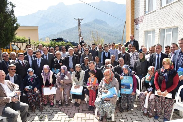 Alanya Belediye Başkanı Adem Murat Yücel, belirli araklılarla sürdürdüğü mahalle gezilerine dün de Bıçakçı, Üzümlü, Uğurlu, Akçatı ve Kızlcaşehir mahallelerinde devam etti. 

Mahallelerde büyük bir sevinçle karşılanan Başkan Yücel, “Alanya belediyesi kurumsal ve güçlü yapısı ile her noktaya hizmet verebilecek bir güce ulaşmıştır. Bütün bunları sizlerde mahallenizde belediyemizin yaptığı hizmetlerden görüyorsunuz.” diye konuştu.

 Birim amirleriyle Bıçakçı Mahallesinden başlayarak, Üzümlü, Uğurlu, Akçatı ve  Kızılcaşehir olmak üzere toplam 5 mahalleyi ziyaret eden Belediye Başkanı Yücel, muhtarlar ve vatandaşlarla tek tek görüşerek sorunları dinledi. 

“KURUMSAL VE GÜÇLÜ YAPIMIZLA HER YERE HİZMETLERİMİZİ ULAŞTIRIYORUZ”

Gezisinin ilk durağı olan Bıçakçı Mahallesi’nde muhtar ve vatandaşları tarafından yoğun ilgi ile karşılanan Belediye Başkanı Yücel, “Sizlerin ileriye dönük beklentilerini karşılamak ve sizlerle iç içe olmak için buradayız. Biz aynı yörenin insanlarıyız ve aynı kaderi paylaşıyoruz. Ben ve ekip arkadaşlarım sizlere hizmet edebilmek için elimizden gelen gayreti gösteriyoruz.” dedi. Başkan Yücel, daha sonra vatandaşlarla sohbet ederek, belediyenin merkez ve mahallelerdeki projeleri hakkında bilgi verdi. Alanya’yı geleceğe taşıyacak, güneş enerji santrali, kent meydanı, sosyal ve kültürel projeleri anlatan Başkan Yücel, “Alanya belediyesi kurumsal ve güçlü yapısı ile her noktaya hizmet verebilecek bir güce ulaşmıştır. Bütün bunları sizlerde mahallenizde yapılan hizmetlerden görüyorsunuz.” dedi.

Bıçakçı Mahallesi’nden sonra Üzümlü Mahallesi’ne geçen Başkan Yücel’i burada kalabalık bir vatandaş topluluğu karşıladı. Belediye Başkanı Yücel’i mahallerinde ağırlamaktan büyük mutluluk duyduğunu dile getiren Üzümlü Mahallesi Muhtarı Cemal Avcı, “23 yıllık muhtarım. 23 yılda alamadığımız hizmetleri 2 yılda aldık. Halkım adına Başkanımıza ve ekibine teşekkür ediyorum” diye konuştu.

UĞURLU MAHALLESİ MUHTARINDAN 3 HİLALLİ TEŞEKKÜR

Gezisinin üçüncü durağı olan Uğurlu Mahallesi’nde de coşkuyla karşılanan Başkan Yücel, burada vatandaşların sorunlarını dinledi. Mahalle Muhtarı Ahmet Sarı, Başkan Yücel’e mahallelerine yapılan hizmetlerden dolayı üzerinde Adem Murat Yücel yazılı üç hilal ve yıldız olan bir tabloyu hediye etti.

Sürpriz hediye için muhtara teşekkür eden Başkan Yücel, Alanya’nın milli ve kültürel değerlere sahip çıkma konusunda sayılı merkezlerden birisi olduğunu belirtti.
Mahalle gezisini Akçatı ve Kızılcaşehir mahallelerinde sürdüren Başkan Yücel, burada vatandaşlarla bir araya geldi.