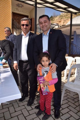 Alanya Belediye Başkanı Adem Murat Yücel, belirli araklılarla sürdürdüğü mahalle gezilerine dün de Bıçakçı, Üzümlü, Uğurlu, Akçatı ve Kızlcaşehir mahallelerinde devam etti. 

Mahallelerde büyük bir sevinçle karşılanan Başkan Yücel, “Alanya belediyesi kurumsal ve güçlü yapısı ile her noktaya hizmet verebilecek bir güce ulaşmıştır. Bütün bunları sizlerde mahallenizde belediyemizin yaptığı hizmetlerden görüyorsunuz.” diye konuştu.

 Birim amirleriyle Bıçakçı Mahallesinden başlayarak, Üzümlü, Uğurlu, Akçatı ve  Kızılcaşehir olmak üzere toplam 5 mahalleyi ziyaret eden Belediye Başkanı Yücel, muhtarlar ve vatandaşlarla tek tek görüşerek sorunları dinledi. 

“KURUMSAL VE GÜÇLÜ YAPIMIZLA HER YERE HİZMETLERİMİZİ ULAŞTIRIYORUZ”

Gezisinin ilk durağı olan Bıçakçı Mahallesi’nde muhtar ve vatandaşları tarafından yoğun ilgi ile karşılanan Belediye Başkanı Yücel, “Sizlerin ileriye dönük beklentilerini karşılamak ve sizlerle iç içe olmak için buradayız. Biz aynı yörenin insanlarıyız ve aynı kaderi paylaşıyoruz. Ben ve ekip arkadaşlarım sizlere hizmet edebilmek için elimizden gelen gayreti gösteriyoruz.” dedi. Başkan Yücel, daha sonra vatandaşlarla sohbet ederek, belediyenin merkez ve mahallelerdeki projeleri hakkında bilgi verdi. Alanya’yı geleceğe taşıyacak, güneş enerji santrali, kent meydanı, sosyal ve kültürel projeleri anlatan Başkan Yücel, “Alanya belediyesi kurumsal ve güçlü yapısı ile her noktaya hizmet verebilecek bir güce ulaşmıştır. Bütün bunları sizlerde mahallenizde yapılan hizmetlerden görüyorsunuz.” dedi.

Bıçakçı Mahallesi’nden sonra Üzümlü Mahallesi’ne geçen Başkan Yücel’i burada kalabalık bir vatandaş topluluğu karşıladı. Belediye Başkanı Yücel’i mahallerinde ağırlamaktan büyük mutluluk duyduğunu dile getiren Üzümlü Mahallesi Muhtarı Cemal Avcı, “23 yıllık muhtarım. 23 yılda alamadığımız hizmetleri 2 yılda aldık. Halkım adına Başkanımıza ve ekibine teşekkür ediyorum” diye konuştu.

UĞURLU MAHALLESİ MUHTARINDAN 3 HİLALLİ TEŞEKKÜR

Gezisinin üçüncü durağı olan Uğurlu Mahallesi’nde de coşkuyla karşılanan Başkan Yücel, burada vatandaşların sorunlarını dinledi. Mahalle Muhtarı Ahmet Sarı, Başkan Yücel’e mahallelerine yapılan hizmetlerden dolayı üzerinde Adem Murat Yücel yazılı üç hilal ve yıldız olan bir tabloyu hediye etti.

Sürpriz hediye için muhtara teşekkür eden Başkan Yücel, Alanya’nın milli ve kültürel değerlere sahip çıkma konusunda sayılı merkezlerden birisi olduğunu belirtti.
Mahalle gezisini Akçatı ve Kızılcaşehir mahallelerinde sürdüren Başkan Yücel, burada vatandaşlarla bir araya geldi.