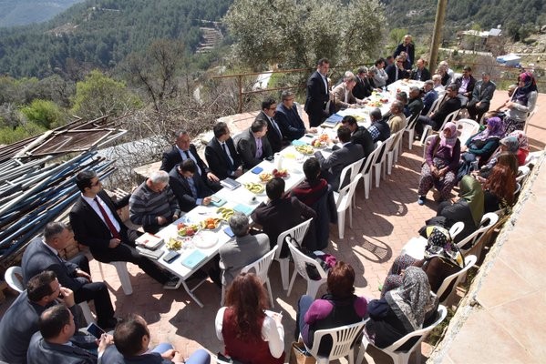 Alanya Belediye Başkanı Adem Murat Yücel, belirli araklılarla sürdürdüğü mahalle gezilerine dün de Bıçakçı, Üzümlü, Uğurlu, Akçatı ve Kızlcaşehir mahallelerinde devam etti. 

Mahallelerde büyük bir sevinçle karşılanan Başkan Yücel, “Alanya belediyesi kurumsal ve güçlü yapısı ile her noktaya hizmet verebilecek bir güce ulaşmıştır. Bütün bunları sizlerde mahallenizde belediyemizin yaptığı hizmetlerden görüyorsunuz.” diye konuştu.

 Birim amirleriyle Bıçakçı Mahallesinden başlayarak, Üzümlü, Uğurlu, Akçatı ve  Kızılcaşehir olmak üzere toplam 5 mahalleyi ziyaret eden Belediye Başkanı Yücel, muhtarlar ve vatandaşlarla tek tek görüşerek sorunları dinledi. 

“KURUMSAL VE GÜÇLÜ YAPIMIZLA HER YERE HİZMETLERİMİZİ ULAŞTIRIYORUZ”

Gezisinin ilk durağı olan Bıçakçı Mahallesi’nde muhtar ve vatandaşları tarafından yoğun ilgi ile karşılanan Belediye Başkanı Yücel, “Sizlerin ileriye dönük beklentilerini karşılamak ve sizlerle iç içe olmak için buradayız. Biz aynı yörenin insanlarıyız ve aynı kaderi paylaşıyoruz. Ben ve ekip arkadaşlarım sizlere hizmet edebilmek için elimizden gelen gayreti gösteriyoruz.” dedi. Başkan Yücel, daha sonra vatandaşlarla sohbet ederek, belediyenin merkez ve mahallelerdeki projeleri hakkında bilgi verdi. Alanya’yı geleceğe taşıyacak, güneş enerji santrali, kent meydanı, sosyal ve kültürel projeleri anlatan Başkan Yücel, “Alanya belediyesi kurumsal ve güçlü yapısı ile her noktaya hizmet verebilecek bir güce ulaşmıştır. Bütün bunları sizlerde mahallenizde yapılan hizmetlerden görüyorsunuz.” dedi.

Bıçakçı Mahallesi’nden sonra Üzümlü Mahallesi’ne geçen Başkan Yücel’i burada kalabalık bir vatandaş topluluğu karşıladı. Belediye Başkanı Yücel’i mahallerinde ağırlamaktan büyük mutluluk duyduğunu dile getiren Üzümlü Mahallesi Muhtarı Cemal Avcı, “23 yıllık muhtarım. 23 yılda alamadığımız hizmetleri 2 yılda aldık. Halkım adına Başkanımıza ve ekibine teşekkür ediyorum” diye konuştu.

UĞURLU MAHALLESİ MUHTARINDAN 3 HİLALLİ TEŞEKKÜR

Gezisinin üçüncü durağı olan Uğurlu Mahallesi’nde de coşkuyla karşılanan Başkan Yücel, burada vatandaşların sorunlarını dinledi. Mahalle Muhtarı Ahmet Sarı, Başkan Yücel’e mahallelerine yapılan hizmetlerden dolayı üzerinde Adem Murat Yücel yazılı üç hilal ve yıldız olan bir tabloyu hediye etti.

Sürpriz hediye için muhtara teşekkür eden Başkan Yücel, Alanya’nın milli ve kültürel değerlere sahip çıkma konusunda sayılı merkezlerden birisi olduğunu belirtti.
Mahalle gezisini Akçatı ve Kızılcaşehir mahallelerinde sürdüren Başkan Yücel, burada vatandaşlarla bir araya geldi.