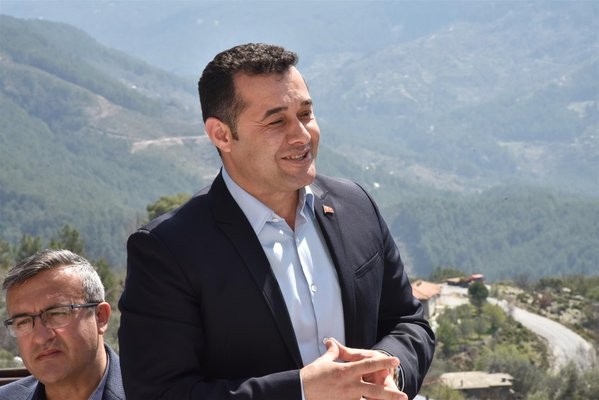 Alanya Belediye Başkanı Adem Murat Yücel, belirli araklılarla sürdürdüğü mahalle gezilerine dün de Bıçakçı, Üzümlü, Uğurlu, Akçatı ve Kızlcaşehir mahallelerinde devam etti. 

Mahallelerde büyük bir sevinçle karşılanan Başkan Yücel, “Alanya belediyesi kurumsal ve güçlü yapısı ile her noktaya hizmet verebilecek bir güce ulaşmıştır. Bütün bunları sizlerde mahallenizde belediyemizin yaptığı hizmetlerden görüyorsunuz.” diye konuştu.

 Birim amirleriyle Bıçakçı Mahallesinden başlayarak, Üzümlü, Uğurlu, Akçatı ve  Kızılcaşehir olmak üzere toplam 5 mahalleyi ziyaret eden Belediye Başkanı Yücel, muhtarlar ve vatandaşlarla tek tek görüşerek sorunları dinledi. 

“KURUMSAL VE GÜÇLÜ YAPIMIZLA HER YERE HİZMETLERİMİZİ ULAŞTIRIYORUZ”

Gezisinin ilk durağı olan Bıçakçı Mahallesi’nde muhtar ve vatandaşları tarafından yoğun ilgi ile karşılanan Belediye Başkanı Yücel, “Sizlerin ileriye dönük beklentilerini karşılamak ve sizlerle iç içe olmak için buradayız. Biz aynı yörenin insanlarıyız ve aynı kaderi paylaşıyoruz. Ben ve ekip arkadaşlarım sizlere hizmet edebilmek için elimizden gelen gayreti gösteriyoruz.” dedi. Başkan Yücel, daha sonra vatandaşlarla sohbet ederek, belediyenin merkez ve mahallelerdeki projeleri hakkında bilgi verdi. Alanya’yı geleceğe taşıyacak, güneş enerji santrali, kent meydanı, sosyal ve kültürel projeleri anlatan Başkan Yücel, “Alanya belediyesi kurumsal ve güçlü yapısı ile her noktaya hizmet verebilecek bir güce ulaşmıştır. Bütün bunları sizlerde mahallenizde yapılan hizmetlerden görüyorsunuz.” dedi.

Bıçakçı Mahallesi’nden sonra Üzümlü Mahallesi’ne geçen Başkan Yücel’i burada kalabalık bir vatandaş topluluğu karşıladı. Belediye Başkanı Yücel’i mahallerinde ağırlamaktan büyük mutluluk duyduğunu dile getiren Üzümlü Mahallesi Muhtarı Cemal Avcı, “23 yıllık muhtarım. 23 yılda alamadığımız hizmetleri 2 yılda aldık. Halkım adına Başkanımıza ve ekibine teşekkür ediyorum” diye konuştu.

UĞURLU MAHALLESİ MUHTARINDAN 3 HİLALLİ TEŞEKKÜR

Gezisinin üçüncü durağı olan Uğurlu Mahallesi’nde de coşkuyla karşılanan Başkan Yücel, burada vatandaşların sorunlarını dinledi. Mahalle Muhtarı Ahmet Sarı, Başkan Yücel’e mahallelerine yapılan hizmetlerden dolayı üzerinde Adem Murat Yücel yazılı üç hilal ve yıldız olan bir tabloyu hediye etti.

Sürpriz hediye için muhtara teşekkür eden Başkan Yücel, Alanya’nın milli ve kültürel değerlere sahip çıkma konusunda sayılı merkezlerden birisi olduğunu belirtti.
Mahalle gezisini Akçatı ve Kızılcaşehir mahallelerinde sürdüren Başkan Yücel, burada vatandaşlarla bir araya geldi.