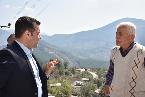 Alanya Belediye Başkanı Adem Murat Yücel, belirli araklılarla sürdürdüğü mahalle gezilerine dün de Bıçakçı, Üzümlü, Uğurlu, Akçatı ve Kızlcaşehir mahallelerinde devam etti. 

Mahallelerde büyük bir sevinçle karşılanan Başkan Yücel, “Alanya belediyesi kurumsal ve güçlü yapısı ile her noktaya hizmet verebilecek bir güce ulaşmıştır. Bütün bunları sizlerde mahallenizde belediyemizin yaptığı hizmetlerden görüyorsunuz.” diye konuştu.

 Birim amirleriyle Bıçakçı Mahallesinden başlayarak, Üzümlü, Uğurlu, Akçatı ve  Kızılcaşehir olmak üzere toplam 5 mahalleyi ziyaret eden Belediye Başkanı Yücel, muhtarlar ve vatandaşlarla tek tek görüşerek sorunları dinledi. 

“KURUMSAL VE GÜÇLÜ YAPIMIZLA HER YERE HİZMETLERİMİZİ ULAŞTIRIYORUZ”

Gezisinin ilk durağı olan Bıçakçı Mahallesi’nde muhtar ve vatandaşları tarafından yoğun ilgi ile karşılanan Belediye Başkanı Yücel, “Sizlerin ileriye dönük beklentilerini karşılamak ve sizlerle iç içe olmak için buradayız. Biz aynı yörenin insanlarıyız ve aynı kaderi paylaşıyoruz. Ben ve ekip arkadaşlarım sizlere hizmet edebilmek için elimizden gelen gayreti gösteriyoruz.” dedi. Başkan Yücel, daha sonra vatandaşlarla sohbet ederek, belediyenin merkez ve mahallelerdeki projeleri hakkında bilgi verdi. Alanya’yı geleceğe taşıyacak, güneş enerji santrali, kent meydanı, sosyal ve kültürel projeleri anlatan Başkan Yücel, “Alanya belediyesi kurumsal ve güçlü yapısı ile her noktaya hizmet verebilecek bir güce ulaşmıştır. Bütün bunları sizlerde mahallenizde yapılan hizmetlerden görüyorsunuz.” dedi.

Bıçakçı Mahallesi’nden sonra Üzümlü Mahallesi’ne geçen Başkan Yücel’i burada kalabalık bir vatandaş topluluğu karşıladı. Belediye Başkanı Yücel’i mahallerinde ağırlamaktan büyük mutluluk duyduğunu dile getiren Üzümlü Mahallesi Muhtarı Cemal Avcı, “23 yıllık muhtarım. 23 yılda alamadığımız hizmetleri 2 yılda aldık. Halkım adına Başkanımıza ve ekibine teşekkür ediyorum” diye konuştu.

UĞURLU MAHALLESİ MUHTARINDAN 3 HİLALLİ TEŞEKKÜR

Gezisinin üçüncü durağı olan Uğurlu Mahallesi’nde de coşkuyla karşılanan Başkan Yücel, burada vatandaşların sorunlarını dinledi. Mahalle Muhtarı Ahmet Sarı, Başkan Yücel’e mahallelerine yapılan hizmetlerden dolayı üzerinde Adem Murat Yücel yazılı üç hilal ve yıldız olan bir tabloyu hediye etti.

Sürpriz hediye için muhtara teşekkür eden Başkan Yücel, Alanya’nın milli ve kültürel değerlere sahip çıkma konusunda sayılı merkezlerden birisi olduğunu belirtti.
Mahalle gezisini Akçatı ve Kızılcaşehir mahallelerinde sürdüren Başkan Yücel, burada vatandaşlarla bir araya geldi.