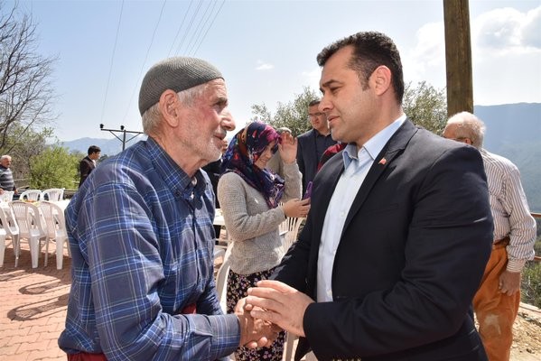 Alanya Belediye Başkanı Adem Murat Yücel, belirli araklılarla sürdürdüğü mahalle gezilerine dün de Bıçakçı, Üzümlü, Uğurlu, Akçatı ve Kızlcaşehir mahallelerinde devam etti. 

Mahallelerde büyük bir sevinçle karşılanan Başkan Yücel, “Alanya belediyesi kurumsal ve güçlü yapısı ile her noktaya hizmet verebilecek bir güce ulaşmıştır. Bütün bunları sizlerde mahallenizde belediyemizin yaptığı hizmetlerden görüyorsunuz.” diye konuştu.

 Birim amirleriyle Bıçakçı Mahallesinden başlayarak, Üzümlü, Uğurlu, Akçatı ve  Kızılcaşehir olmak üzere toplam 5 mahalleyi ziyaret eden Belediye Başkanı Yücel, muhtarlar ve vatandaşlarla tek tek görüşerek sorunları dinledi. 

“KURUMSAL VE GÜÇLÜ YAPIMIZLA HER YERE HİZMETLERİMİZİ ULAŞTIRIYORUZ”

Gezisinin ilk durağı olan Bıçakçı Mahallesi’nde muhtar ve vatandaşları tarafından yoğun ilgi ile karşılanan Belediye Başkanı Yücel, “Sizlerin ileriye dönük beklentilerini karşılamak ve sizlerle iç içe olmak için buradayız. Biz aynı yörenin insanlarıyız ve aynı kaderi paylaşıyoruz. Ben ve ekip arkadaşlarım sizlere hizmet edebilmek için elimizden gelen gayreti gösteriyoruz.” dedi. Başkan Yücel, daha sonra vatandaşlarla sohbet ederek, belediyenin merkez ve mahallelerdeki projeleri hakkında bilgi verdi. Alanya’yı geleceğe taşıyacak, güneş enerji santrali, kent meydanı, sosyal ve kültürel projeleri anlatan Başkan Yücel, “Alanya belediyesi kurumsal ve güçlü yapısı ile her noktaya hizmet verebilecek bir güce ulaşmıştır. Bütün bunları sizlerde mahallenizde yapılan hizmetlerden görüyorsunuz.” dedi.

Bıçakçı Mahallesi’nden sonra Üzümlü Mahallesi’ne geçen Başkan Yücel’i burada kalabalık bir vatandaş topluluğu karşıladı. Belediye Başkanı Yücel’i mahallerinde ağırlamaktan büyük mutluluk duyduğunu dile getiren Üzümlü Mahallesi Muhtarı Cemal Avcı, “23 yıllık muhtarım. 23 yılda alamadığımız hizmetleri 2 yılda aldık. Halkım adına Başkanımıza ve ekibine teşekkür ediyorum” diye konuştu.

UĞURLU MAHALLESİ MUHTARINDAN 3 HİLALLİ TEŞEKKÜR

Gezisinin üçüncü durağı olan Uğurlu Mahallesi’nde de coşkuyla karşılanan Başkan Yücel, burada vatandaşların sorunlarını dinledi. Mahalle Muhtarı Ahmet Sarı, Başkan Yücel’e mahallelerine yapılan hizmetlerden dolayı üzerinde Adem Murat Yücel yazılı üç hilal ve yıldız olan bir tabloyu hediye etti.

Sürpriz hediye için muhtara teşekkür eden Başkan Yücel, Alanya’nın milli ve kültürel değerlere sahip çıkma konusunda sayılı merkezlerden birisi olduğunu belirtti.
Mahalle gezisini Akçatı ve Kızılcaşehir mahallelerinde sürdüren Başkan Yücel, burada vatandaşlarla bir araya geldi.