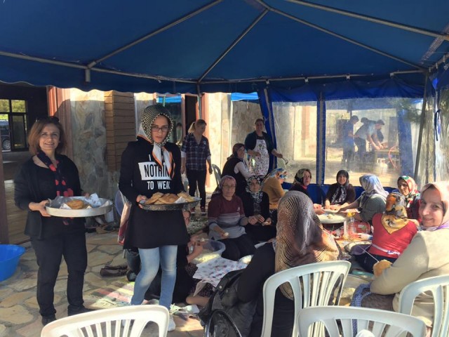 Ak Parti Alanya Kadın Kolları 8 Mart Dünya Kadınlar günü için haftasonu piknik etkinliği düzenledi.

Ak Parti Kadın Kolları Başkanı Şükran Aslan Çalık'ın öncülüğünde kadınlar gününe özel Konaklı Teras'ta piknik düzenlendi. Ak Parti Antalya Milletvekili Gökçen Özdoğan Enç, Ak Parti Alanya İlçe Başkanı Mustafa Berberoğlu ve Ak Parti Gençlik Kolları Başkanı Alaaddin Işık'ın da katıldığı kalabalık programda sohbetlerin yanı sıra eğlenceli dakikalar da oldu. Şükran Çalık 'Programımıza katılan milletvekilimize, ilçe başkanımıza ve gençlik kolları başkanımıza teşekkür ediyorum, güzel bir gün geçirdik, bu coşkulu kalabalık bizi yüreklendirdi. Bütün misafirlerimize de katılımlarından dolayı teşekkür ederim.' dedi.

Pikniğin ardından Ak Parti Alanya İlçe Teşkilatı Yönetimi ve  Ak Partililer, Milletvekili Gökçe Özdoğan Enç ile birlikte Alanya'nın 102 mahallesini gezerek, halk ile buluştular.