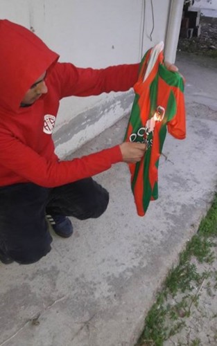 Bir taraftar Alanyaspor formasını ateşe verdi.