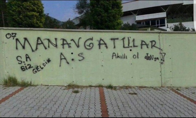 Alanya'nın duvarlarına yazılan bu yazılar büyük tepki toplamıştı.