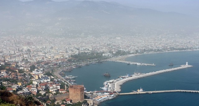 Alanya Meteoroloji İstasyonu Müdürlüğü yetkilileri, toz bulutunun Doğu Akdeniz ve Güneydoğu Anadolu'da Kuzey Afrika'dan gelen çöl kumlarından kaynaklandığını ifade etti.