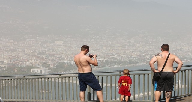 Alanya'da etkili olan toz bulutu hayatı olumsuz etkiledi.