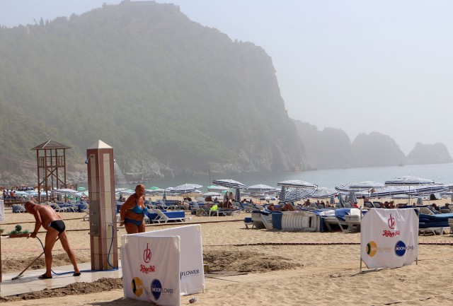 Toz bulutları nedeniyle Gazipaşa Havalimanı'nda uçuşlar iptal edildi.