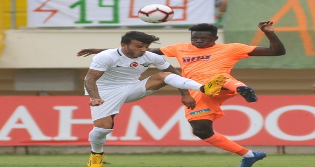 7. dakikada ani gelişen Alanyaspor atağında Villafanez’in ara pasında topla buluşan Efecan Karaca, çizgi üstünden penaltı noktasına çok sert ortaladı. Cisse, düzgün bir kafa vuruşuyla meşin yuvarlağı ağlarla buluşturdu. 1-0