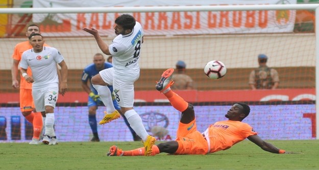 29. dakikada Villafanez, şık bir hareketle rakibinden sıyrılarak ortasını yaptı. Ceza sahasında Cisse'nin gelişine şutunda top auta gitti.