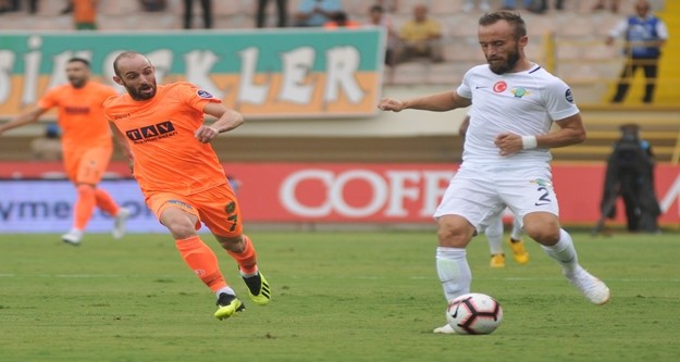 34. dakikada Baiano'nun sağ kanattan ortasında ceza sahası içinde Cisse'nin kafa vuruşu direkten döndü. Ardından hakem ofsayt bayrağını kaldırdı.