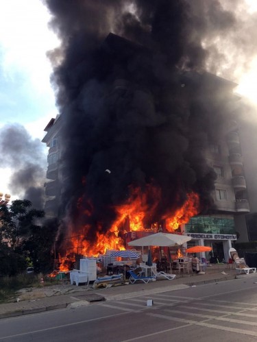 Yangın, saat 18.30 sıralarında Küçükhasbahçe Mahallesi, Çevre Yolu üzerinde bulunan 5 katlı apartmanın giriş katında bulunan otel ekipmanları malzemeleri satan mağazada meydana geldi. Edinilen bilgiye göre, nedeni henüz belirlenemeyen yangın kısa sürede tüm mağazayı sararak binaya sıçradı. Olay yerine gelen Antalya Büyükşehir Belediyesi ve Alanya Belediyesine ait 10 itfaiye aracı yangına müdahale etti.