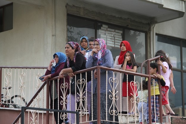 Ekipler bina sakinlerini boşaltarak yangından etkilenmemesini sağlarken, polis ekipleri de yolu tek şeride alarak güvenliği sağladı. Dumanların yükseldiğini gören vatandaşlar ise şaşkın bakışlar içinde olan biteni izledi. Dükkan sahibi ise annesinin gelmesiyle birlikte sarılarak gözyaşlarına hakim olamadı.