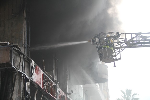 İtfaiye ekiplerinin yaklaşık 1 saat süren çalışmalarının ardından yangın kontrol altına alınırken, soğutma çalışmaları devam ediyor. Yangın sonucu, apartmanda ve işyerinde büyük çaplı maddi hasar meydana gelirken herhangi bir yaralanma veya can kaybı yaşanmadığı belirtildi.
