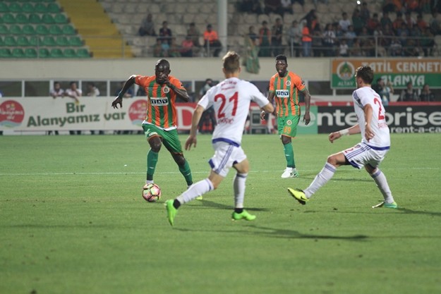 15. dakikada sağdan gelişen Kardemir Karabükspor atağında Paul Papp içeriye hareketlendi. N’Sakala’nın kayarak müdahalesi sırasında top eline çarpınca hakem Ümit Öztürk penaltı noktasını gösterdi. Topun başına geçen Seleznov hata yapmadı ve Kardemir Karabükspor’u öne geçirdi. 0-1