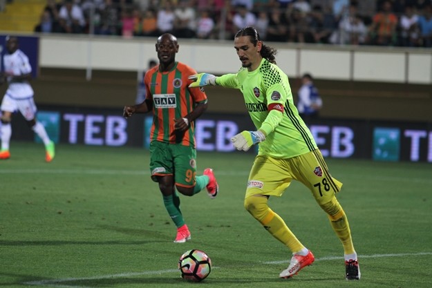 45. dakikada Tzavellas’ın uzun pasında hareketlenen Candeias, sağ çizgiden topu müsait pozisyondaki Vagner Love’a çıkardı. Love, düzgün bir vuruşla topu ağlara gönderdi. 1-1